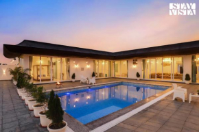 StayVista's Kundan Villa - Pet-Friendly Villa with Sprawling Lawn, Outdoor Pool